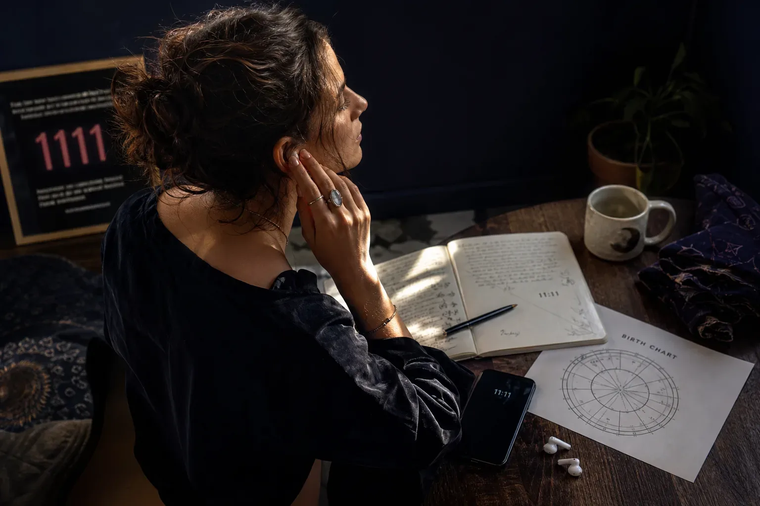 Mujer escuchando audio junto a una carta natal